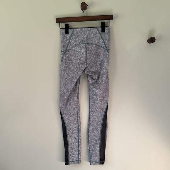 GUC LULULEMON TRAIN TIMES LEGGINGS SIZE 4 FRACTAL ALPINE WHITE BLACK / BLACK - Picture 1 of 5